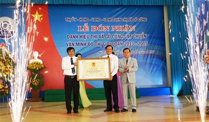 Ông Nguyễn Văn Khang, Chủ tịch UBND tỉnh trao Công nhận TX. Gò Công đạt chuẩn Văn minh đô thị.