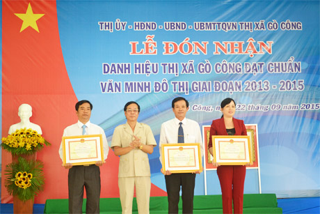 Ông Nguyễn Văn Khang trao Công nhận đạt danh hiệu Văn minh đô thị giai đoạn 2013 - 2015 cho lãnh đạo TX. Gò Công.