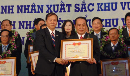 Ông Huỳnh Kim Tuấn, Giám đốc HTX TMDV phường 1 (TP. Mỹ Tho) 1 trong 2 doanh nhân của tỉnh đạt danh hiệu doanh nhân xuất sắc ĐBSCL giai đoạn 2011-2015 được khen thưởng tại buổi lễ.