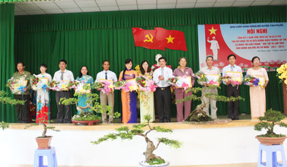 Khen thưởng tập thể và cá nhân tiên tiến trong “Học tập và làm theo tấm gương đạo đức Hồ Chí Minh”.