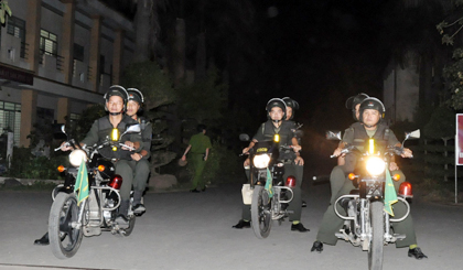 Lực lượng Cảnh sát lên đường làm nhiệm vụ tuần tra vào ban đêm.