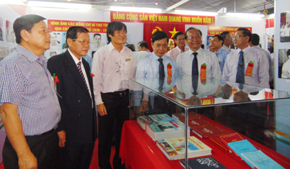 Ông Trần Thế Ngọc, Bí thư Tỉnh ủy cùng các đồng chí lãnh đạo tỉnh tham quan gian hàng triển lãm.