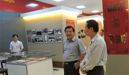 Ông Nguyễn Anh Tuấn, Ủy viên Ban Thường vụ, Trưởng Ban Tuyên giáo Tỉnh ủy kiểm tra, hướng dẫn thực hiện trưng bày Phòng truyền thống Đảng bộ tỉnh.
