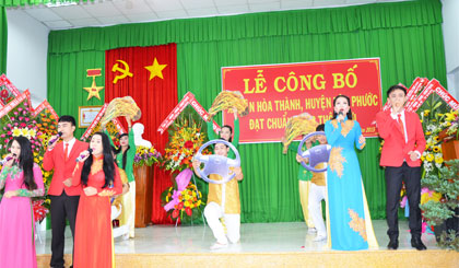 Đội biểu diễn phục vụ văn nghệ tại Lễ ra mắt Xã Nông thôn mới Tân Hòa Thành. Ảnh: MẠNH TIẾN