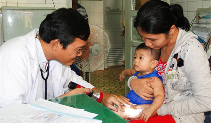 Khám sàng lọc trước tiêm chủng tại Trạm Y tế xã Mỹ Phong, TP. Mỹ Tho. Ảnh: THỦY HÀ