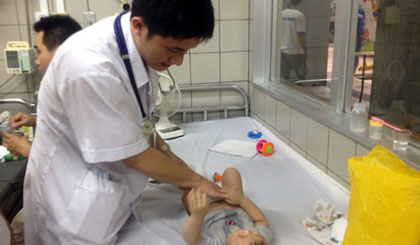 Bác sĩ Khoa Nhi, Bệnh viện Bạch Mai đang khám bệnh cho trẻ 