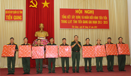 Đại tá Cao Văn Mĩa, Chính ủy Bộ Chỉ huy Quân sự tỉnh tặng quà cho 9 tập thể điển hình.