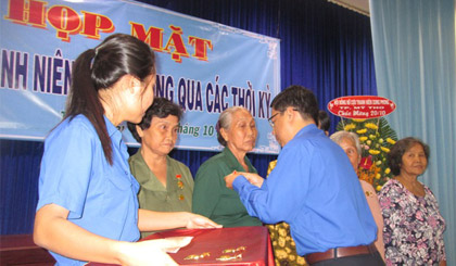 Anh Trần Thanh Nguyên, Tỉnh ủy viên, Bí thư Tỉnh đoàn gắn Kỷ niệm chương cho các cựu TNXP.