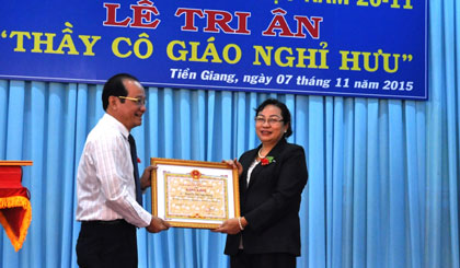 Ông Trần Thanh Đức trao Bằng khen của UBND tỉnh cho đại diện Công ty TNHH Dệt may Nguyên Dung.
