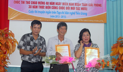 Nhà thơ Kim Ba trao giải Nhì cho tác giả Kha Tiệm Ly và Ngọc Lệ (Báo Ấp Bắc).
