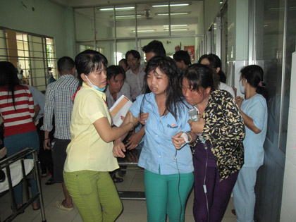 công nhân bị ngộ độc được đưa đến Trung tâm Y tế Dự phòng huyện hợ Gạo.