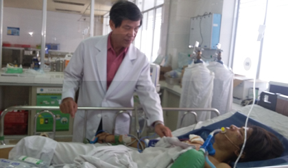 Bác sĩ Võ Văn Hùng thăm bệnh nhân sau phẩu thuật.