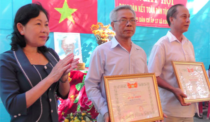 Khen thưởng các tập thể, cá nhân tiêu biểu trong phong trào “Toàn dân đoàn kết xây dựng đời sống văn hóa” ở ấp 17, xã Long Trung.