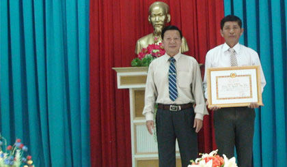 Ông Huỳnh Hữu Thành, Tỉnh ủy viên, Bí thư Huyện ủy trao giải Nhất cho thí sinh Nguyễn Văn Tân.