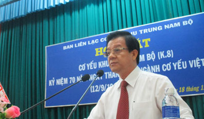 Đồng chí Lê Hồng Quang, Phó Bí thư Thường trực Tỉnh ủy phát biểu tại buổi họp mặt.