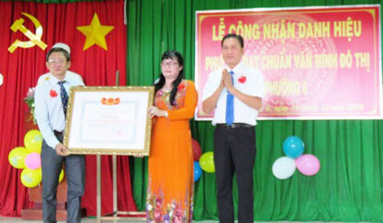 Ông Nguyễn Văn Vững, Phó Chủ tịch UBND thành phố Mỹ Tho trao Bằng công nhận Phường đạt chuẩn văn minh đô thị cho Đảng bộ và nhân dân phường 6.