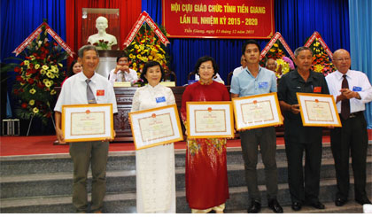 Ông Ngô Hải Phong, Phó Chủ tịch Trung ương Hội Cựu giáo chức Việt Nam trao tặng Bằng khen cho các cá nhân.