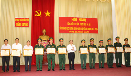 Ông Trần Thanh Đức, Phó Chủ tịch UBND tỉnh trao tặng Bằng khen của UBND tỉnh cho các tập thể.
