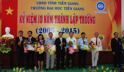 PGS-TS Võ Ngọc Hà, Hiệu trưởng nhà trường trao tặng Giấy khen cho các tập thể và cá nhân có thành tích xuất sắc trong 10 năm qua.