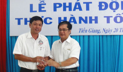 Ông Lưu Thanh Nam, Giám đốc Công ty Điện lực Tiền Giang trao Cúp luân lưu thực hiện tốt 5S cho Phòng Tài chính - Kế toán.