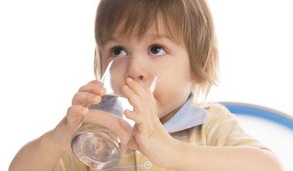 Cho trẻ uống đủ nước, nhất là nước ấm, sẽ giúp trẻ bớt ho.