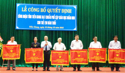 Ông Trần Thanh Đức, Phó Chủ tịch UBND tỉnh trao Cờ thi đua của UBND tỉnh.
