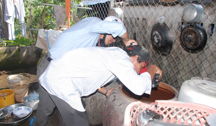  Diệt lăng quăng là biện pháp hữu hiệu để phòng, chống bệnh SXH. Trong ảnh, cán bộ y tế xã Kiểng Phước, huyện Gò Công Đông kiểm tra lăng quăng trong dụng cụ chứa nước của hộ gia đình.