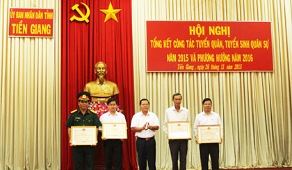 Ông Nguyễn Văn Khang, Chủ tịch UBND tỉnh trao tặng Bằng khen cho các tập thể.
