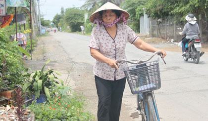 Chiếc xe đạp là phương tiện giúp bà Hường gắn bó, gần gũi với anh, chị, em Chi hội CCB.