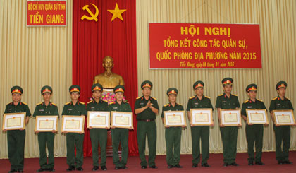 Đại tá Cao Văn Mĩa, Phó Bí thư Đảng ủy, Chính ủy Bộ CHQS tỉnh trao danh hiệu đơn vị tiên tiến cho các tập thể. 