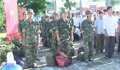 Quân nhân dự bị động viên xã Tân Thành tập trung kiểm tra sẵn sàng chiến đấu và tham gia huấn luyện ở Tiểu đoàn 514.
