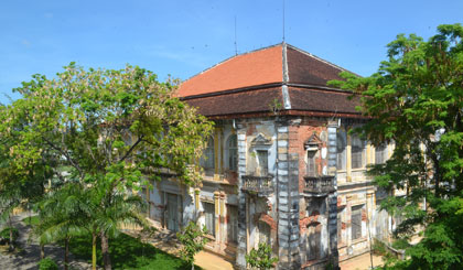 Dinh Tham Biện (dinh Tỉnh trưởng ngày nay) được xây dựng năm 1885.