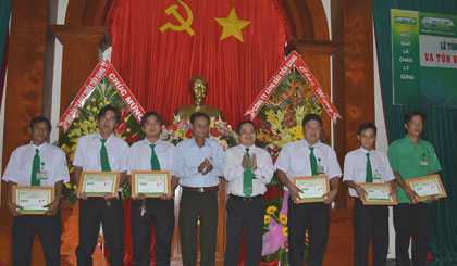 GĐ Mai Linh Tiền Giang Nguyễn Quốc Thái trao Giấy khen và tiền thưởng cho các cá nhân đạt thành tích xuất sắc năm 2015