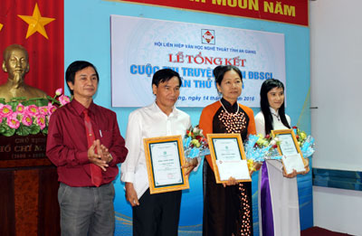 Tác giả Nguyễn Thanh Xuân (thứ 2 từ trái sang) nhận giải Ba