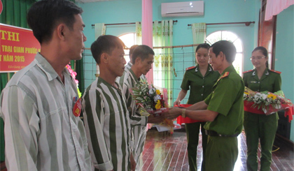 Đại tá Trần Văn Dung, Bí thư Đảng ủy, Giám thị, Trưởng Ban Tổ chức hội thi trao giải thưởng cho các thí sinh đoạt giải cao.