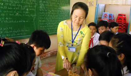 Cô Phạm Anh Đào hướng dẫn học sinh thực hành.