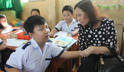 Em Trần Minh Hoàng, bị tự kỷ đang hòa nhập tại trường tiểu học Thái Sanh Hạnh.
