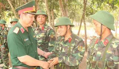 Ảnh: Thiếu tướng Huỳnh Chiến Thắng, Chính ủy Quân khu 9 thăm hỏi, động viên chiến sĩ mới.