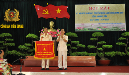 Thừa ủy nhiệm, đại tá Nguyễn Việt Hùng trao Cờ thi đua của Chính phủ cho Phòng Tham mưu