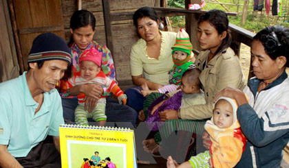 Kiểm tra tư vấn dinh dưỡng trẻ em cho đồng bào dân tộc Bru - Vân Kiều tại huyện Lệ Thủy. (Ảnh: Dương Ngọc/TTXVN)