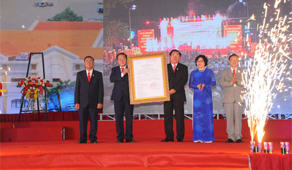 Bà Phan Thị Mỹ Linh, Thứ trưởng Bộ Xây dựng, thừa ủy quyền của Thủ tướng Chính phủ đã trao Quyết định cho lãnh đạo TP. Mỹ Tho.