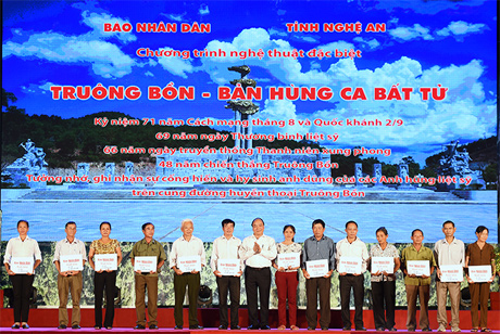 Thủ tướng tặng quà cho thân nhân các anh hùng liệt sĩ và nhân chứng lịch sử tại Truông Bồn. Ảnh: VGP/Quang Hiếu