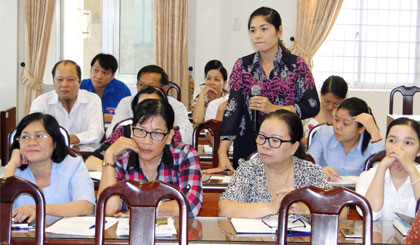 Đảng viên Nguyễn Thị Mơ, Chi bộ Chi cục Dân số đặt câu hỏi thảo luận về “Nâng cao sự hài lòng của người bệnh”.