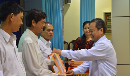 Ông Trần Thanh Linh – Chủ tịch Hội Đông y Tiền Giang trao bằng khen cho tập thể và cá nhân.