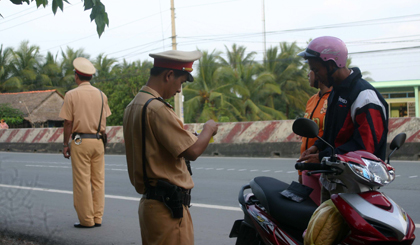 Lực lượng Cảnh sát giao thông làm nhiệm vụ trên QL1.