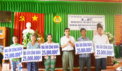 LĐLĐ tỉnh tặng Mái ấm Công đoàn cho đoàn viên Nghiệp đoàn KTHS thị trấn Vàm Láng (huyện Gò Công Đông).