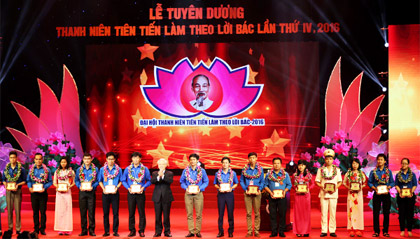 Tổng Bí thư Nguyễn Phú Trọng và các thanh niên tiên tiến tiêu biểu tại lễ tuyên dương sáng 29/8. Ảnh: VGP/Đình Nam