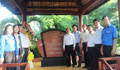 Viếng Nhà bia Đài Vô tuyến điện Xứ ủy Nam bộ tại xã Quơn Long, huyện Chợ Gạo.