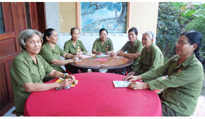 Câu lạc bộ Nữ CCB huyện tổ chức sinh hoạt định kỳ hàng tháng.