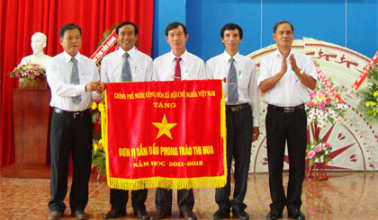 Trường THPT Vĩnh Bình đón nhận Cờ thi đua của Thủ tướng Chính phủ.